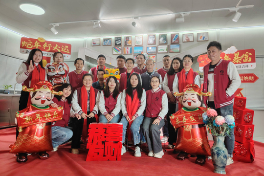 金蛇献瑞，盛世丰年